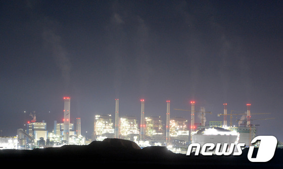 충남 보령 화력발전소에서 연기가 뿜어져 나오고 있다. 2017.5.16/뉴스1 ⓒ News1 주기철 기자