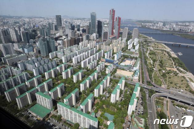 서울 영등포구 여의도 63아트에서 여의도 아파트지구가 보이고 있다.  2021.4.25/뉴스1 ⓒ News1 황기선 기자