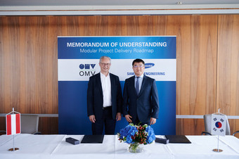 남궁홍 삼성엔지니어링 사장(오른쪽)과 알프레드 슈테른 OMV 대표이사가 모듈 기술의 프로젝트 적용 및 에너지 전환 분야 협력을 위한 업무협약(MOU) 후 기념사진을 찍고 있다. /삼성엔지니어링 제공