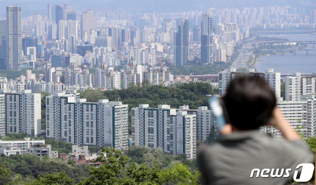 서울 중구 남산 전망대에서 보이는 도심 속 아파트 단지. 2023.5.14/뉴스1 ⓒ News1 장수영 기자