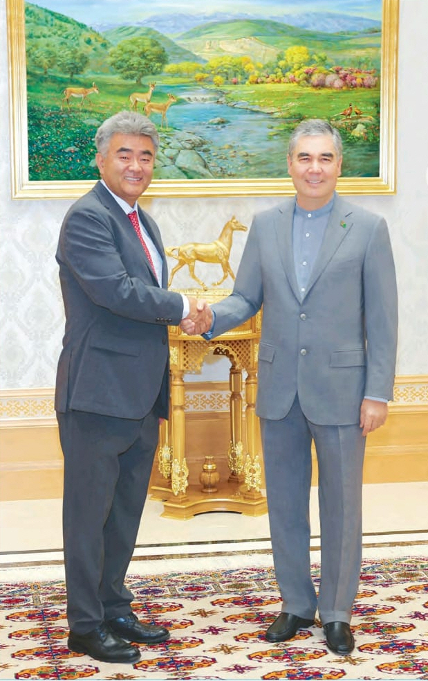 투르크메니스탄 국가최도지도자를 예방한 정원주 대우건설 회장(대우건설 제공)