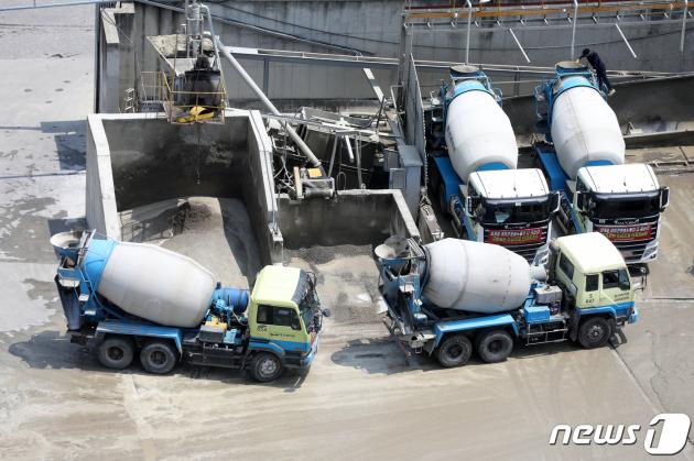 경기도 의왕시 한 시멘트 공장에서 믹서트럭들이 오가고 있다.(특정 기사내용과는 무관한 자료사진) 2023.6.27/뉴스1 ⓒ News1 이승배 기자