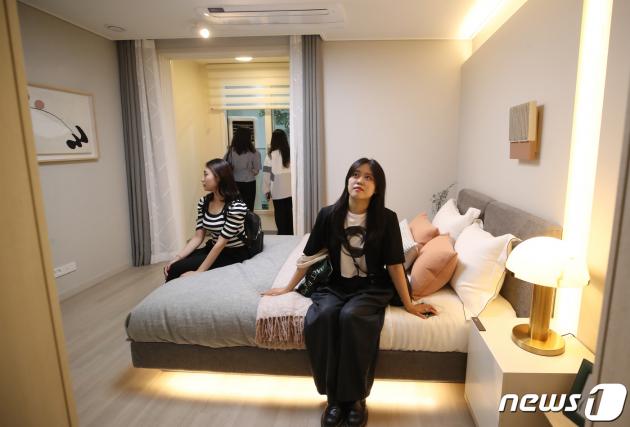 서울 한 아파트 견본주택을 살펴보는 시민들. (자료사진) 2023.6.9/뉴스1 ⓒ News1 권현진 기자