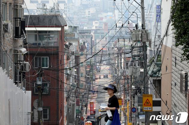 서울 강서구 빌라 밀집 지역에서 시민이 길을 걷고 있다. 2023.7.20/뉴스1 ⓒ News1 장수영 기자