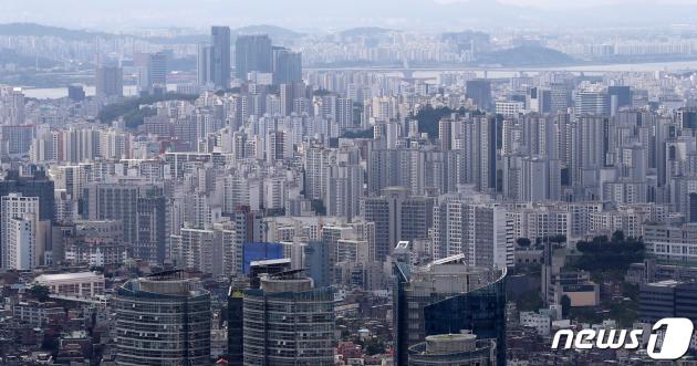 서울 중구 남산에서 도심 아파트 단지가 보이고 있다. 2023.7.25/뉴스1 ⓒ News1 김진환 기자