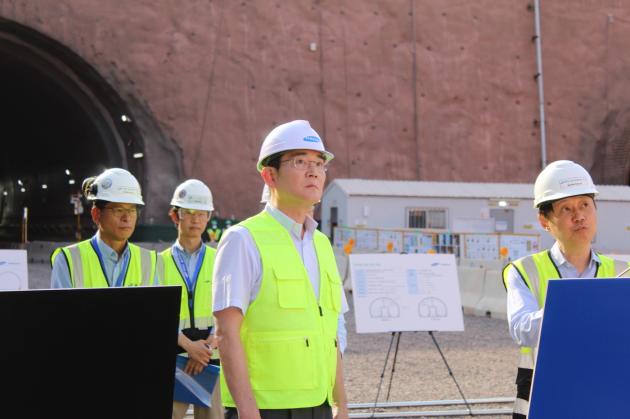 이재용 삼성전자 회장이 1일(현지시간) 사우디아라비아 서북부 타북주(州)에서 삼성물산이 참여하는 '네옴(NEOM)' 신도시의 지하 터널 공사 현장을 점검하고 있다.