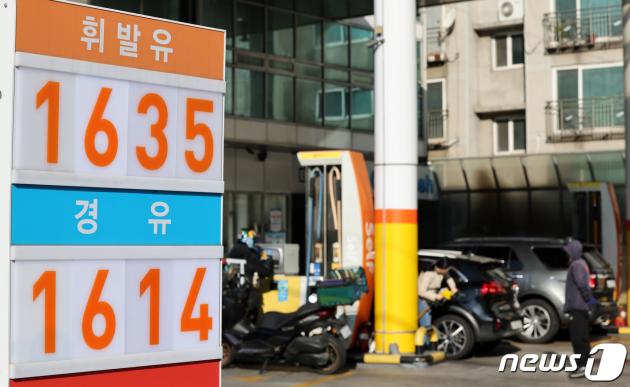 국제유가 하락세가 지속되면서 국내 주유소 휘발유 평균 가격이 3개월 만에 1600원대로 내려왔다. 12일 한국석유공사 유가정보시스템 오피넷에 따르면 이날 기준 전국 휘발유 평균 판매가격은 전날보다 3원 가량 내린 1696.62원을 기록했다. 경유 역시 5주 연속 하락세를 이어가고 있다. 12일 서울 시내 한 주유소에 휘발유와 경유 가격이 표시돼 있다. 2023.11.12/뉴스1 ⓒ News1 김성진 기자
