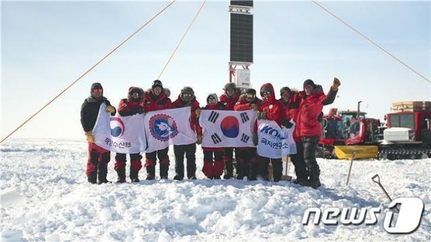 지난 12월 31일 남극내륙기지 후보지에 도착한 K-루트 탐사대(극지연구소 제공)