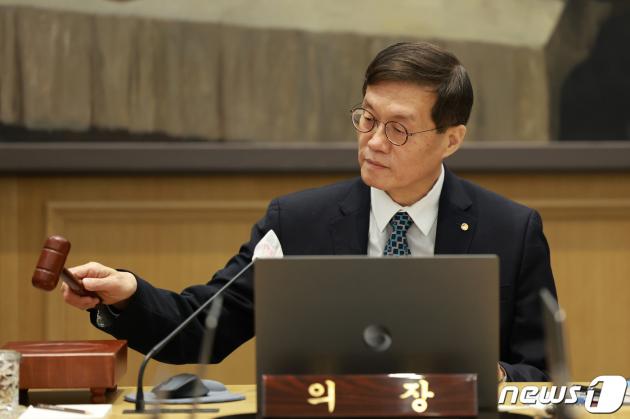 이창용 한국은행 총재가 11일 서울 중구 한국은행에서 열린 금융통화위원회에서 의사봉을 두드리고 있다. /뉴스1