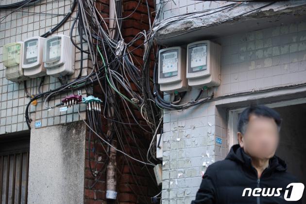 서울시내 한 쪽방촌에 설치된 전력량계 앞으로 시민이 지나고 있다. 2024.1.16/뉴스1 ⓒ News1 유승관 기자