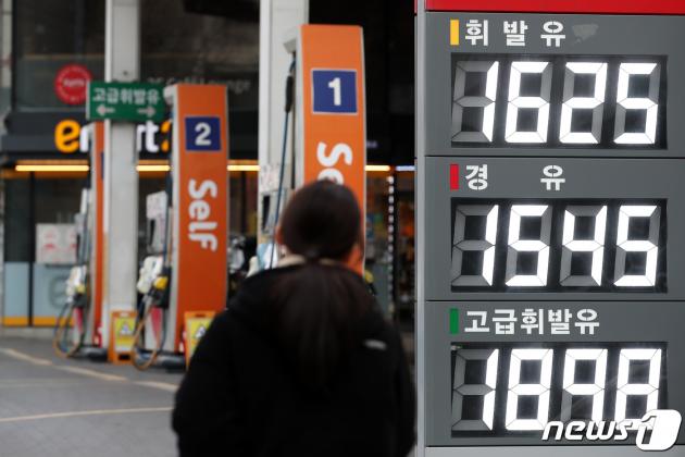 국제유가가 지난 연말부터 오름세를 이어가면서 국내 유가가 반등 전환했다. 지난 3일 한국석유공사 유가정보서비스 오피넷에 따르면 1월 다섯째주 기준 전국 휘발유 평균 판매가는 L당 1579.0원으로 전주 대비 15.3원 상승했다. 경유는 1485.9원으로 전주보다 12.9원 올랐다. 주간 주유소 기름값이 상승한 것은 17주 만이다. 4일 서울 시내의 한 주유소에 유가가 표시돼 있다. 2024.2.4/뉴스1 ⓒ News1 이승배 기자