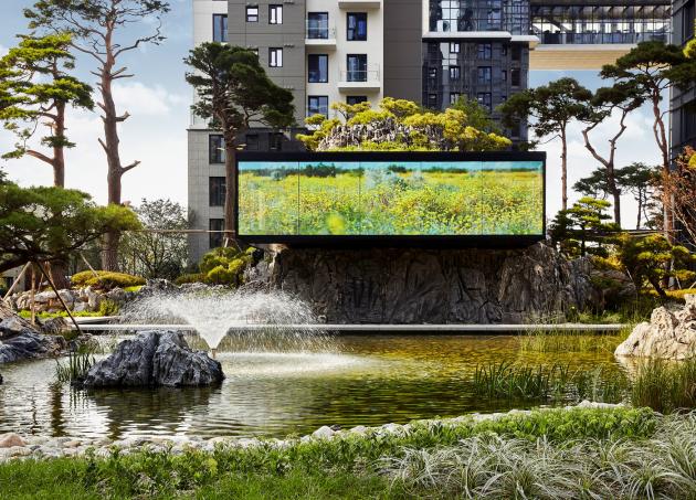 가든베일리의 연못과 초대형 미디어 큐브. /삼성물산 제공