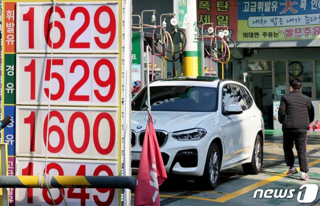 10일 오전 서울시내 한 주유소를 찾은 시민들이 차량에 주유를 하고 있다. 2024.3.10/뉴스1 ⓒ News1 장수영 기자